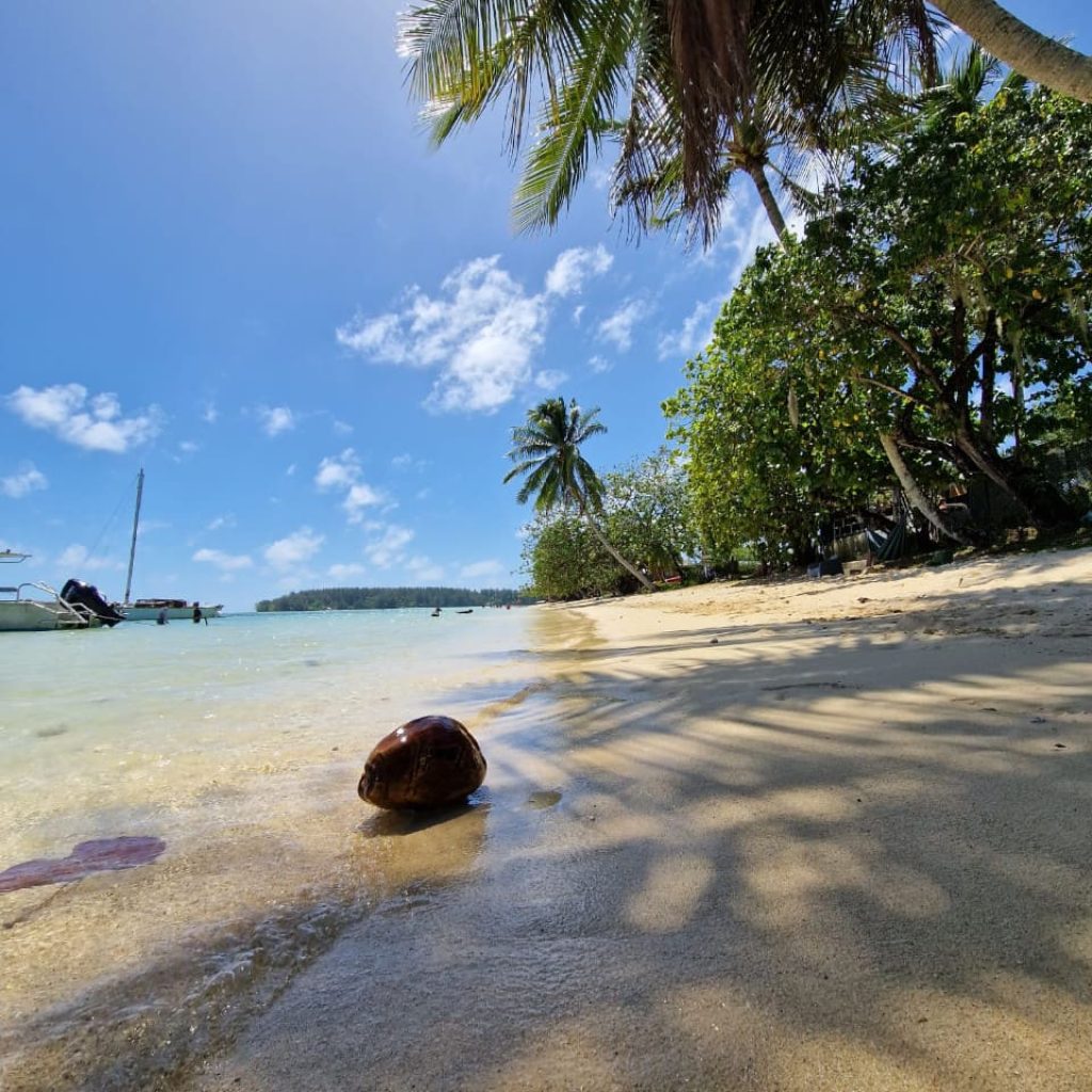 plage de sable blanc à moorea